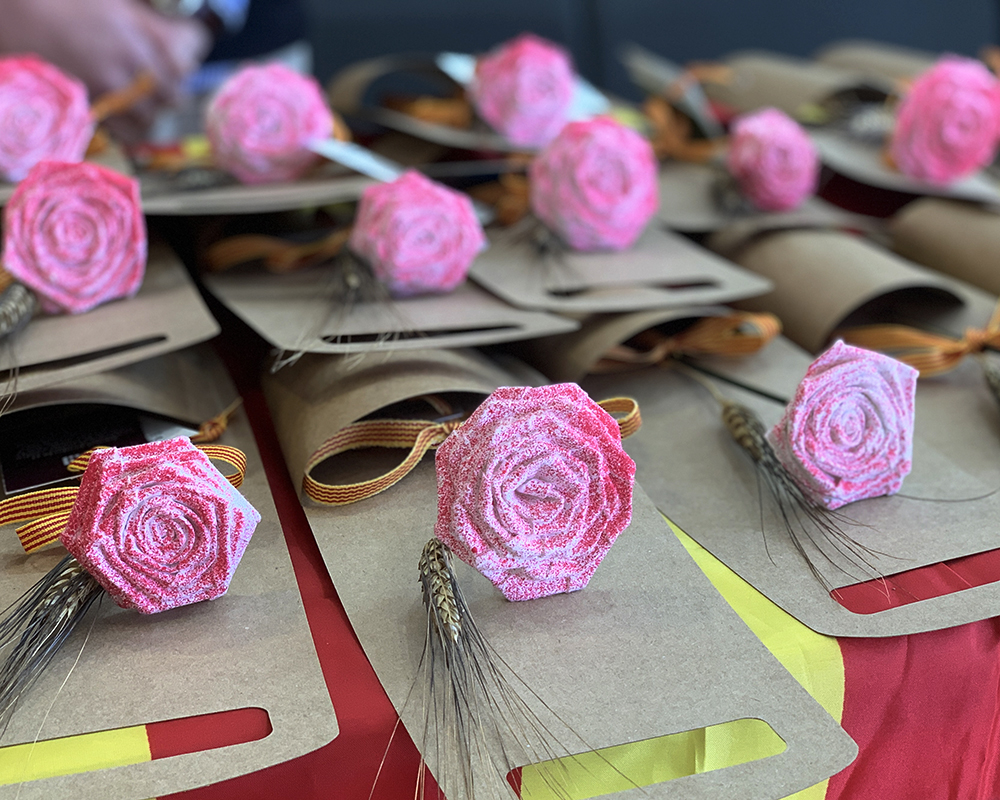 Vendemos más de 6.200 rosas solidarias para Sant Jordi